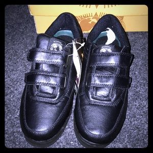 Rugged exposure leather walking shoes